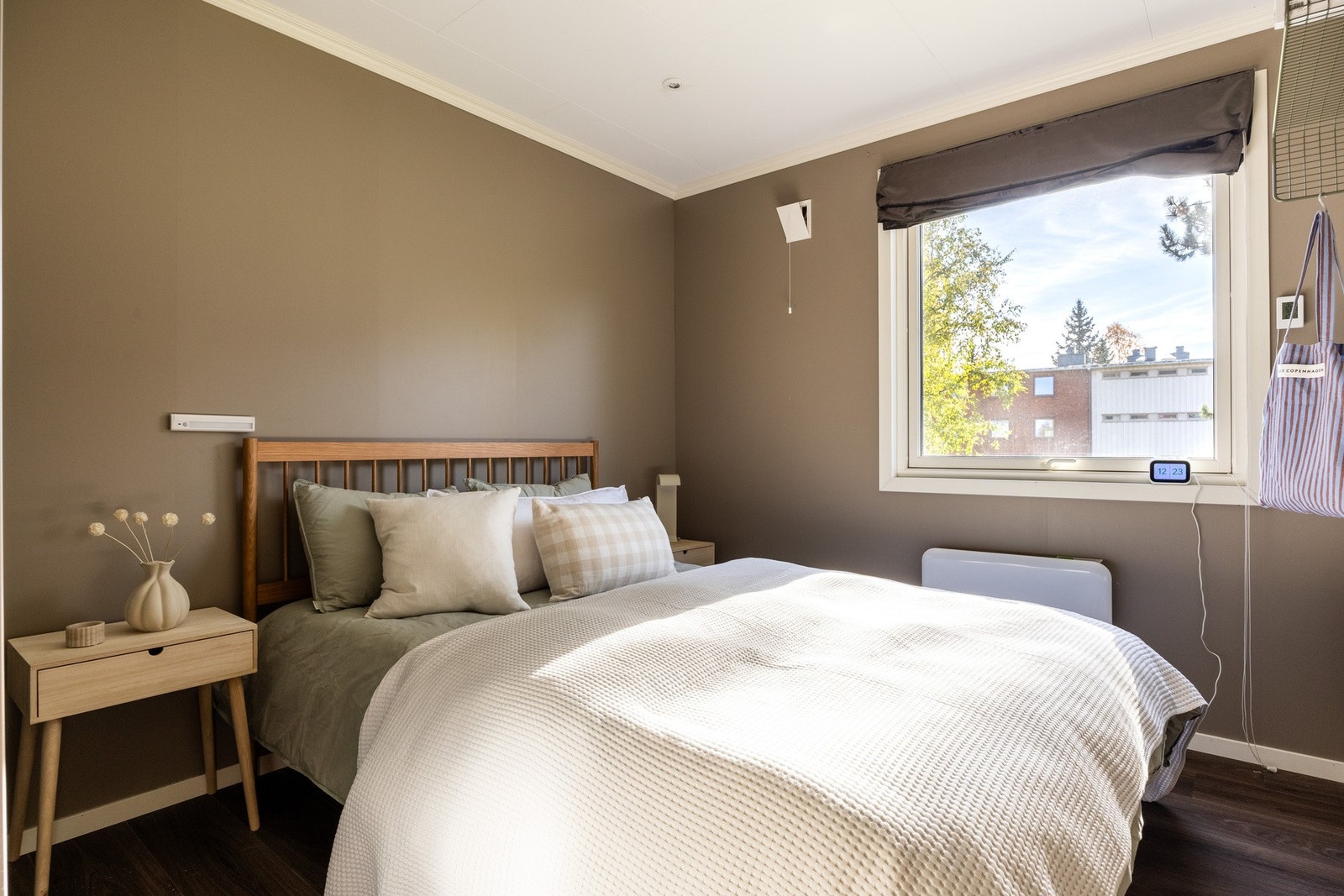 Innbydende soverom med god plass til dobbeltseng og tilhørende nattbord. Galleribilde