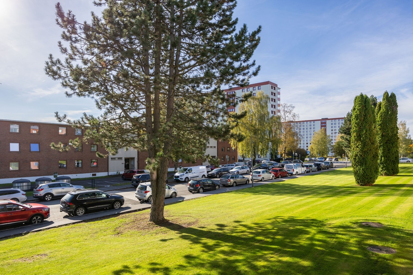 Borettslaget har 85 parkerings- og garasjeplasser som kan leies etter venteliste. Galleribilde