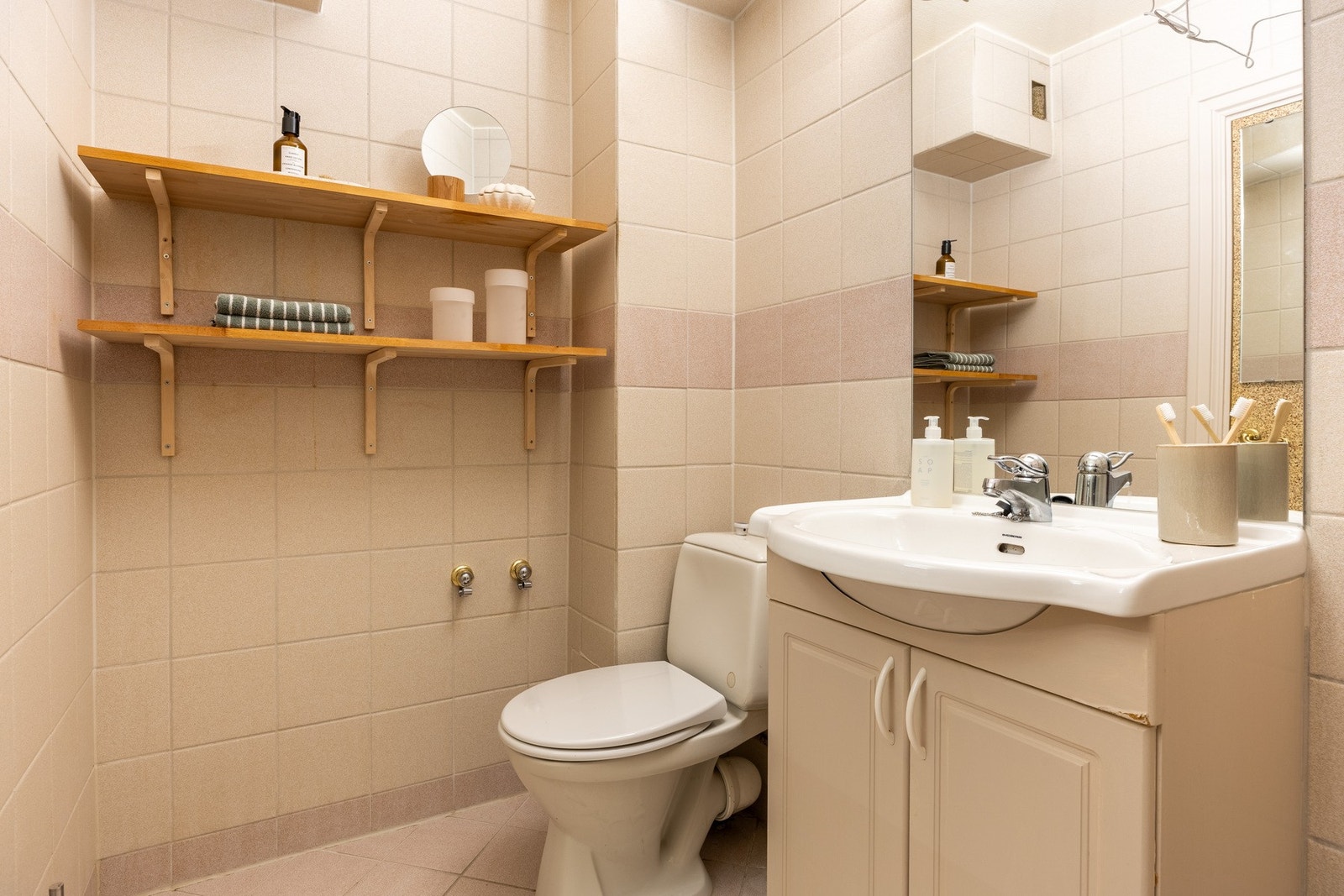 Eldre bad fra byggeår med flislagte gulv og vegger, samt tapetsert/malt himling. D Galleribilde