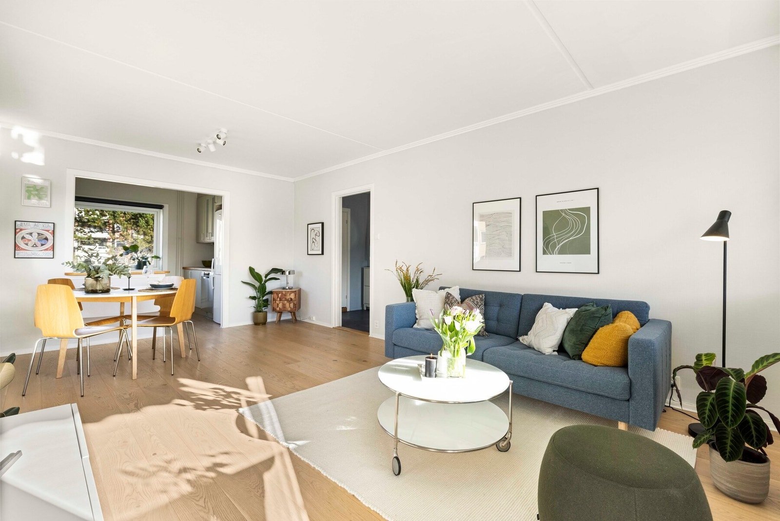 Romslig stue med god plass til sofagruppe og spisebord Galleribilde