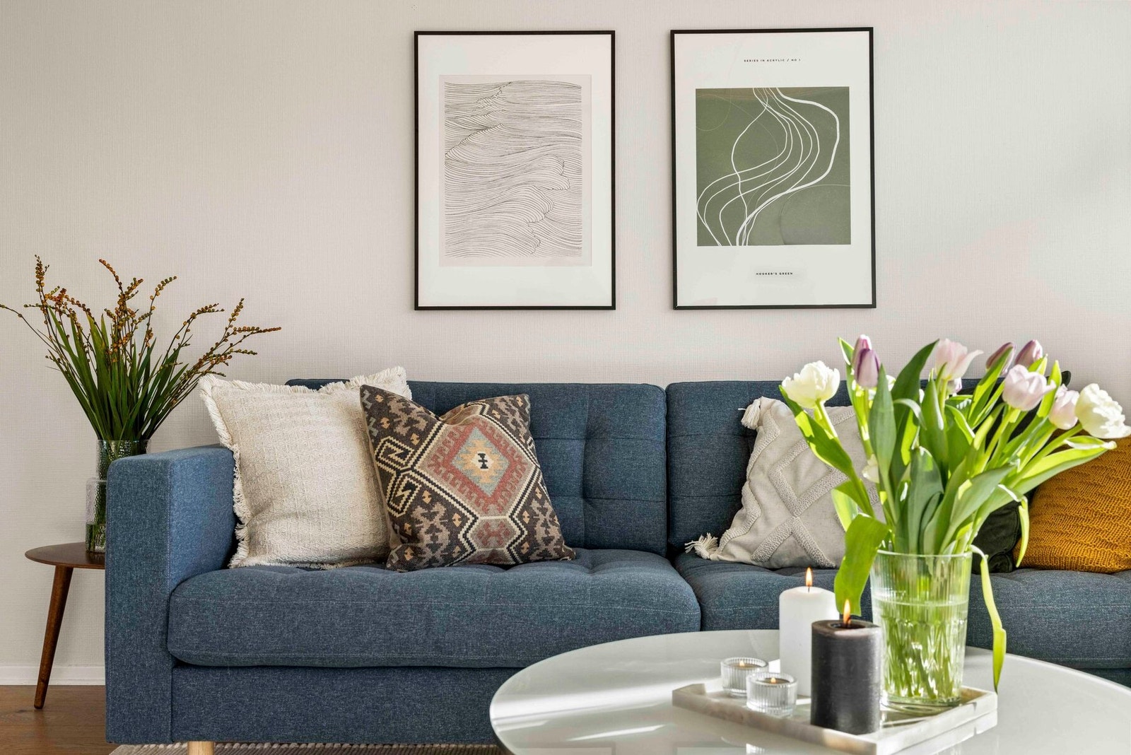 Stue er lett å innrede og har plass til stor sofa og stor tv Galleribilde