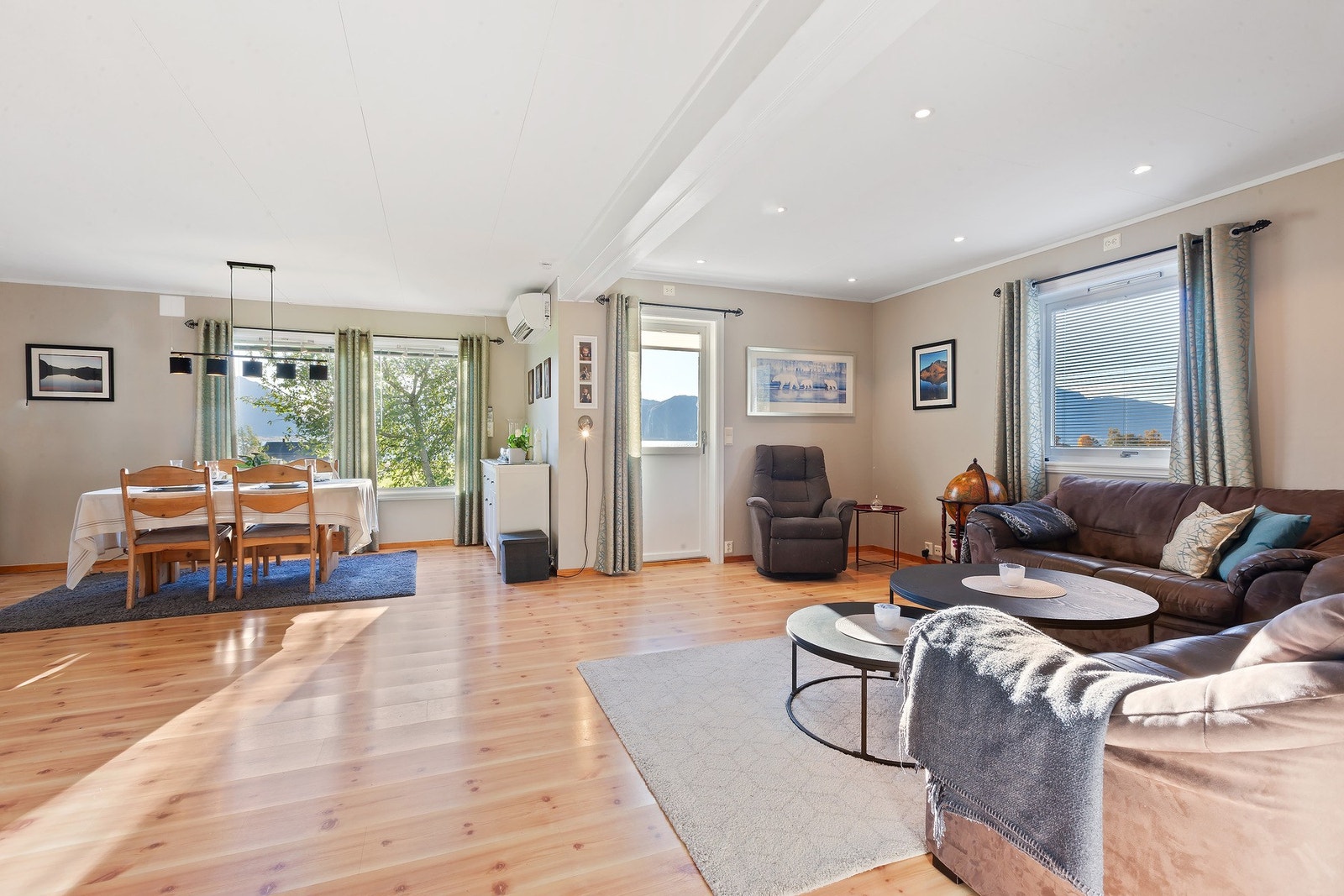 Stuen er stor og romslig Galleribilde