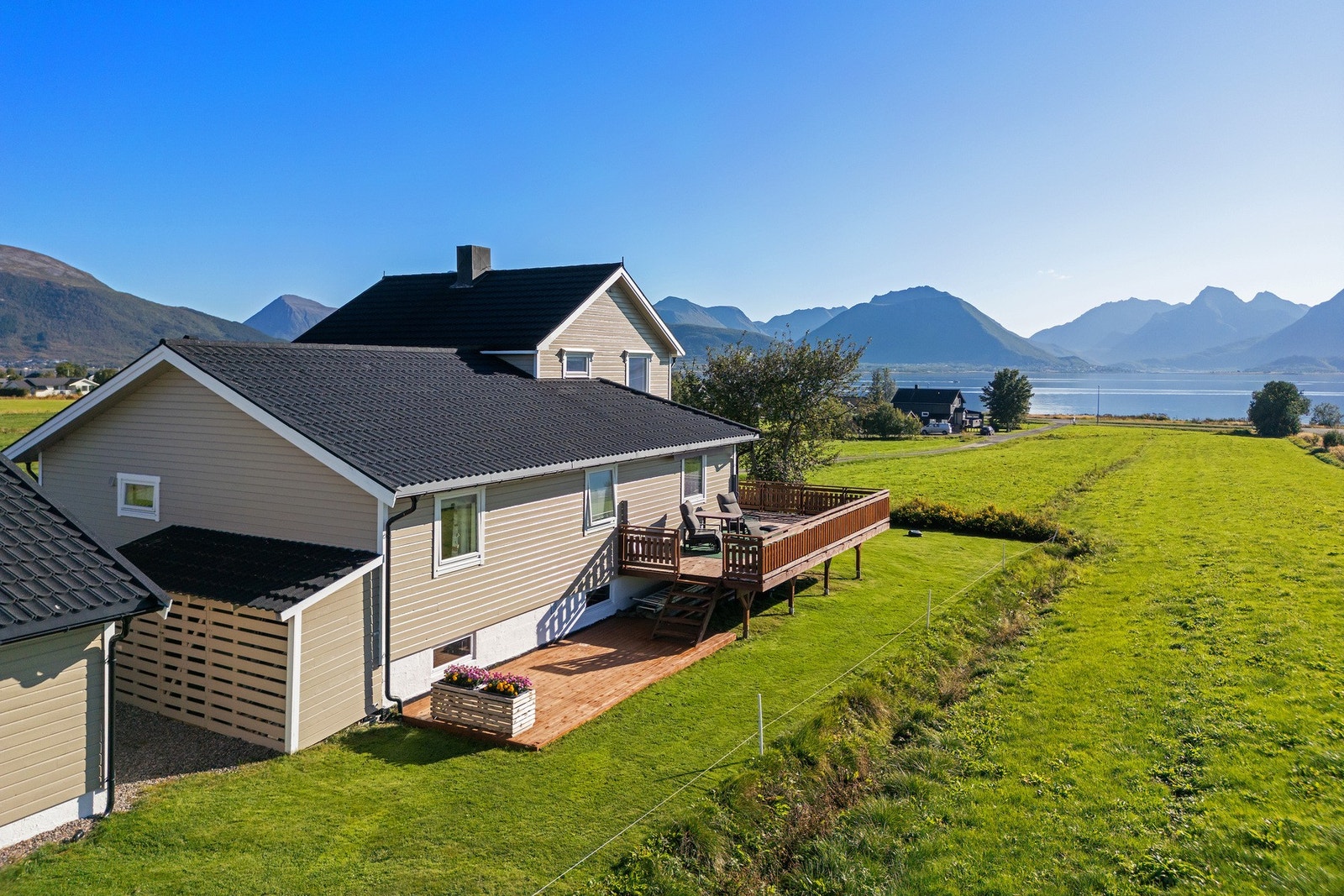 Eiendommen har gode solforhold med sol fra kl.07:00-22:30 i sommermånedene! Galleribilde