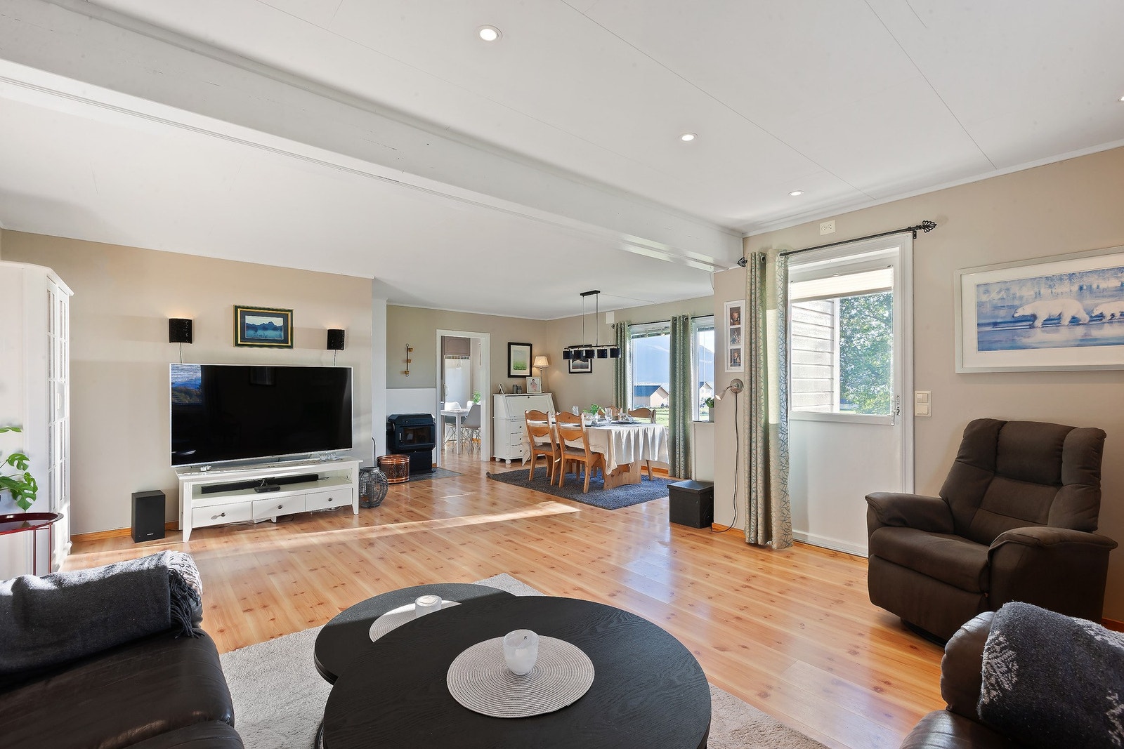 Fra stuen har man utgang til veranda Galleribilde