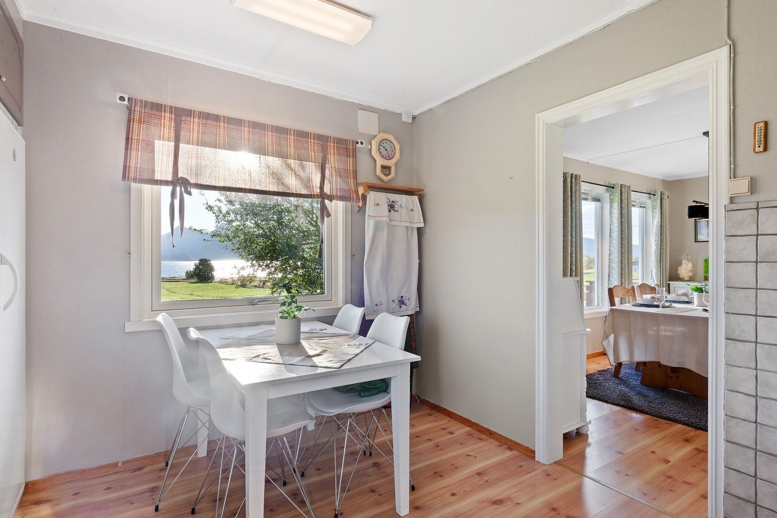 På kjøkkenet er det plass til et spisebord Galleribilde