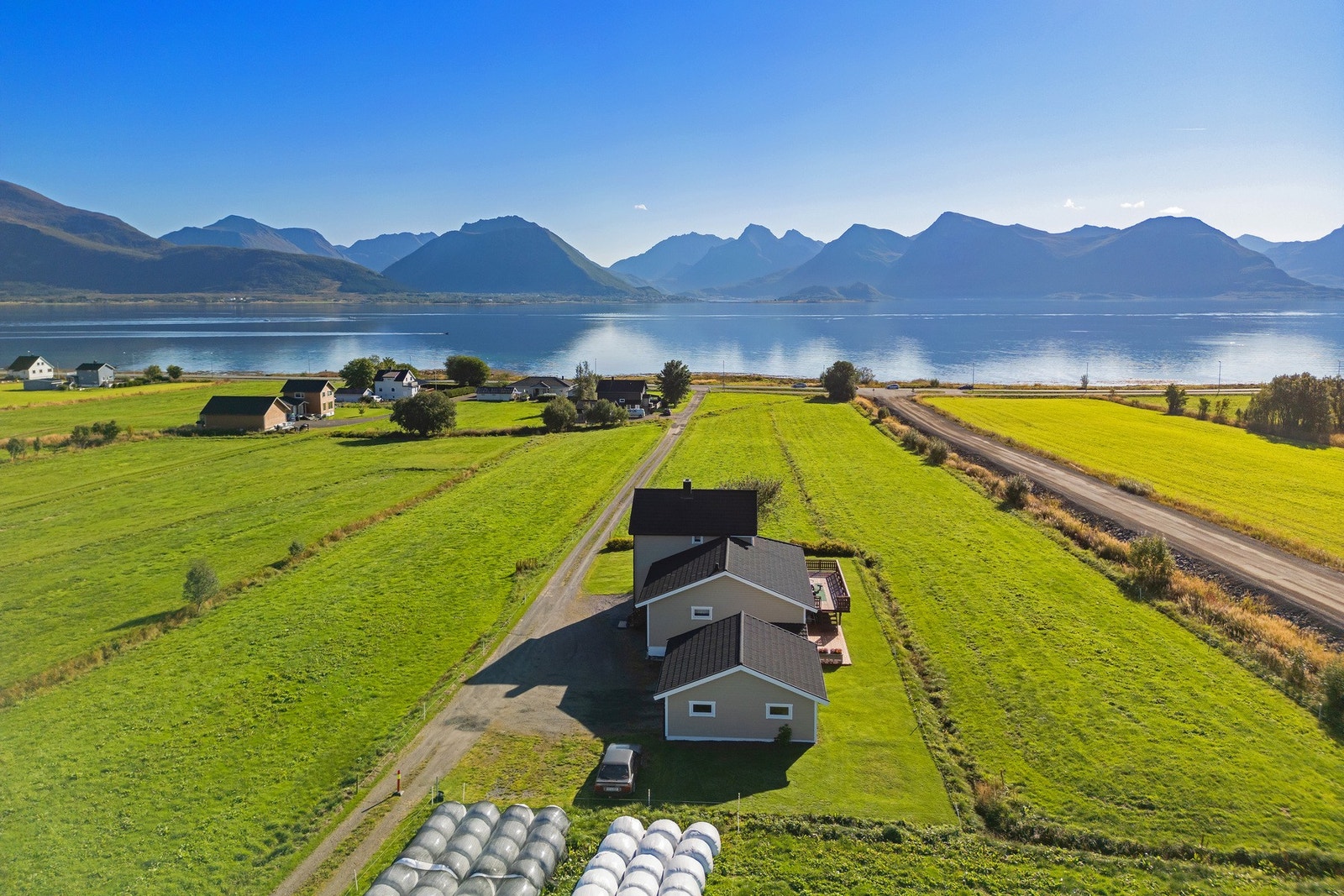 Landlig enebolig med nydelig utsikt Galleribilde