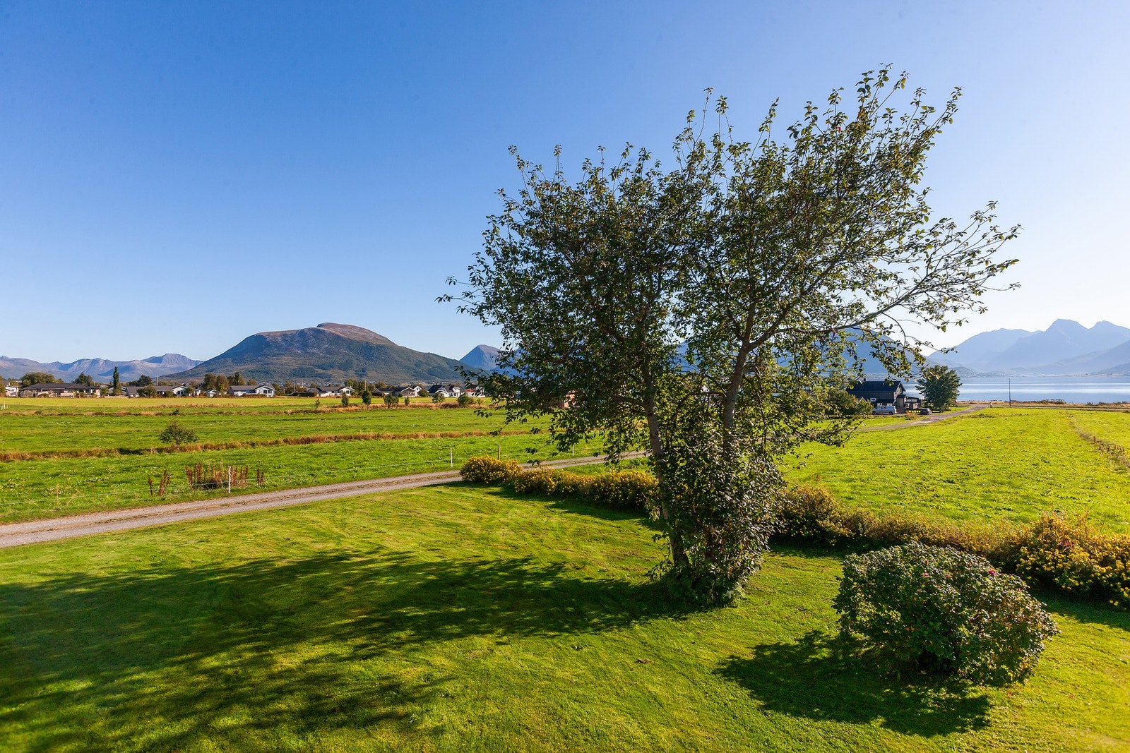 Her får man en bolig med landlig idyll med sol fra morgen til kveld Galleribilde