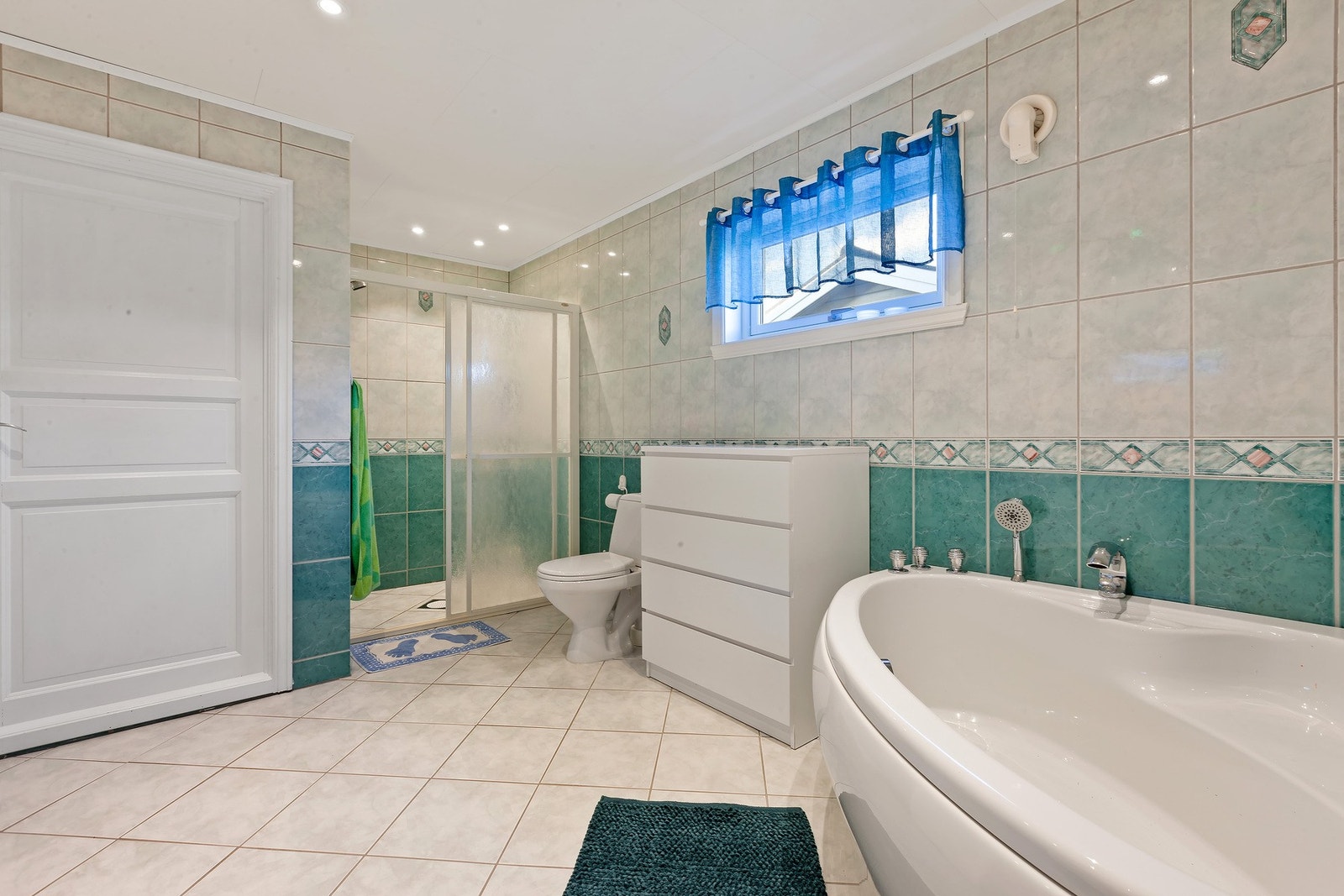 Romslig bad med både badekar og dusjnisje Galleribilde