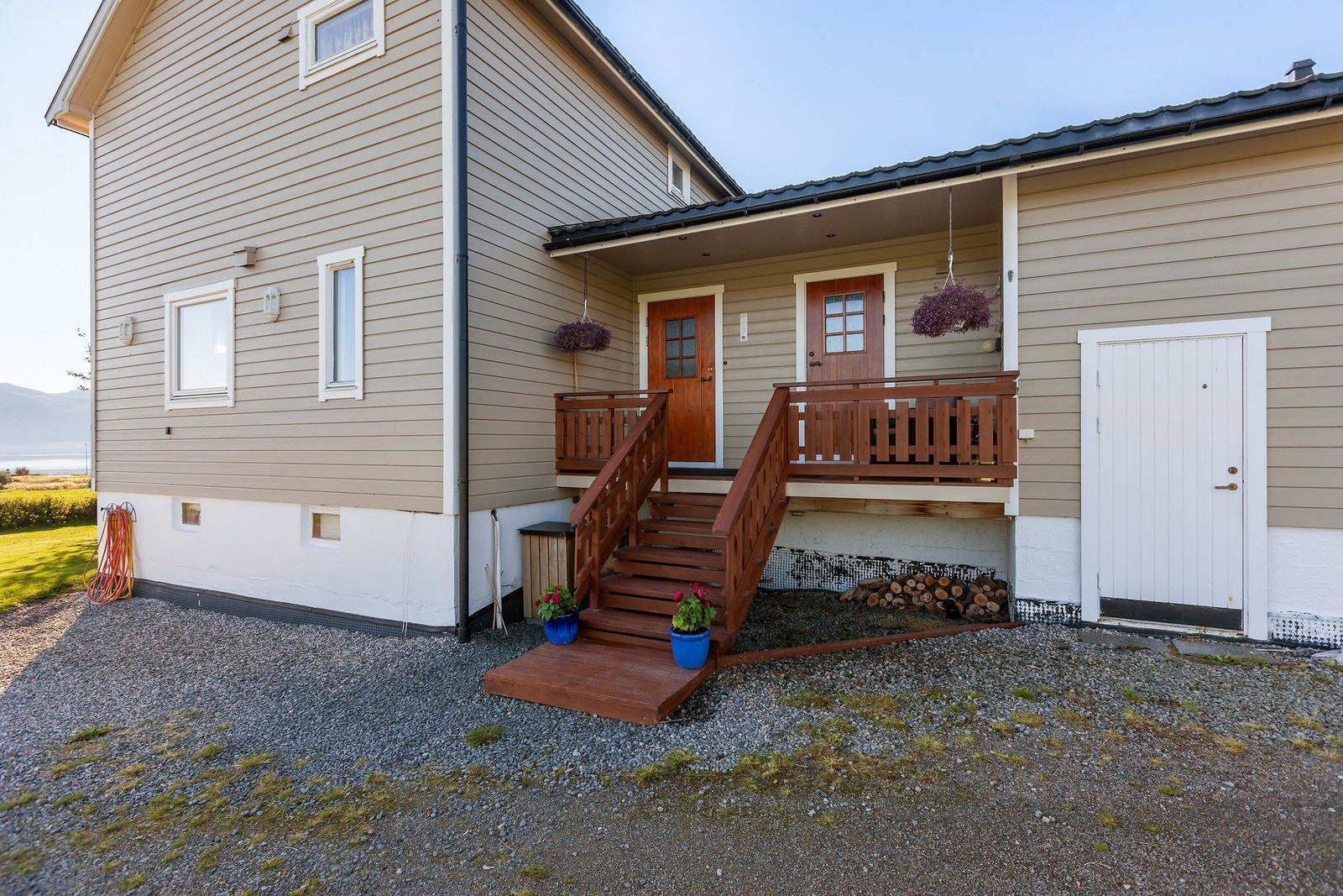 Delvis overbygd inngangsparti Galleribilde