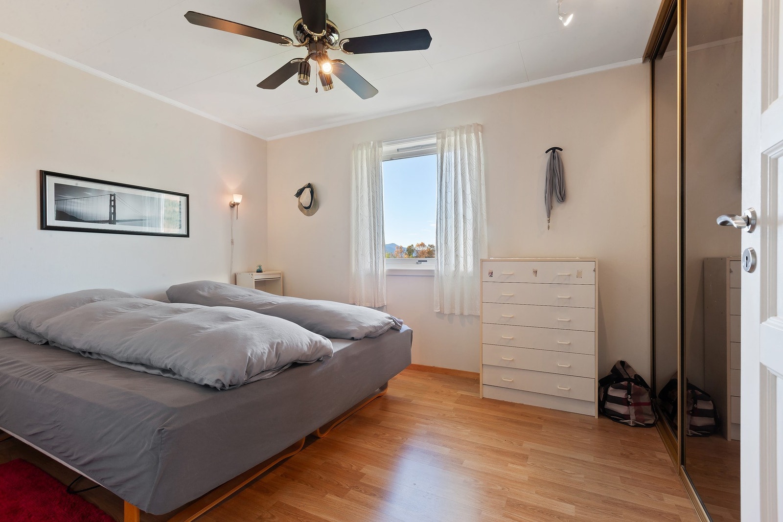 Hovedsoverom med skyvedørsgarderobe Galleribilde