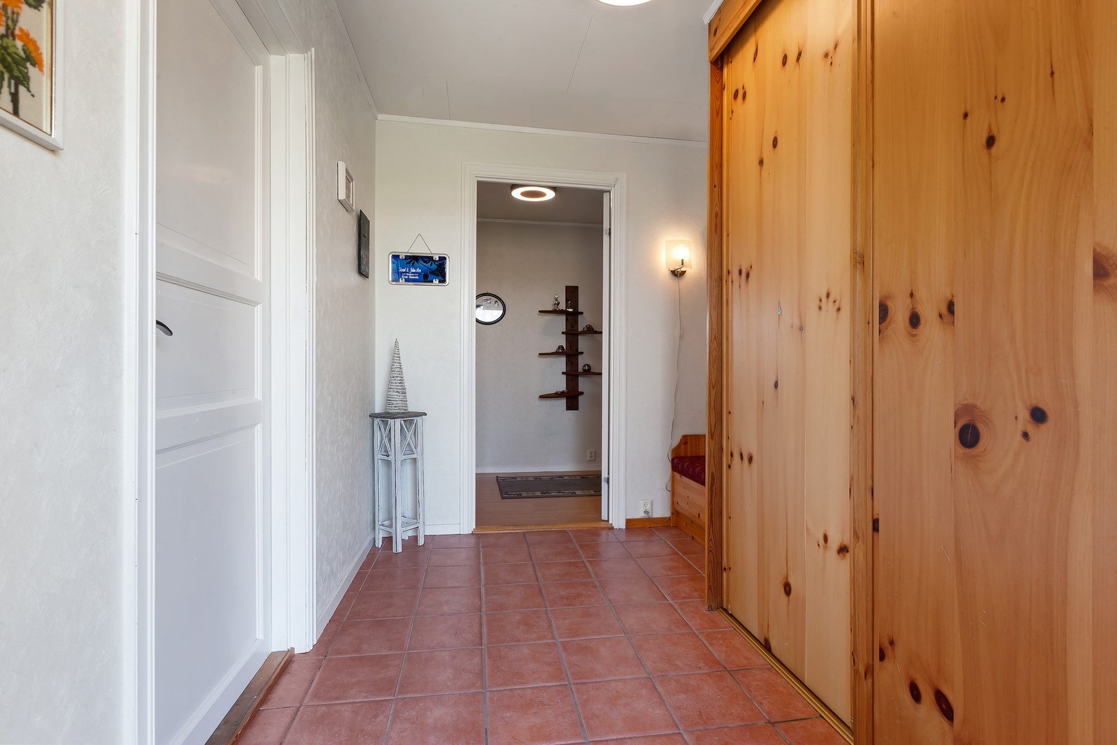 Entré med skyvedørsgarderobe Galleribilde