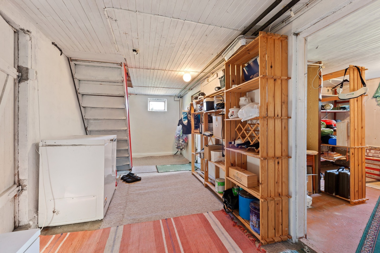 Kjeller inneholder flere kjellerboder Galleribilde