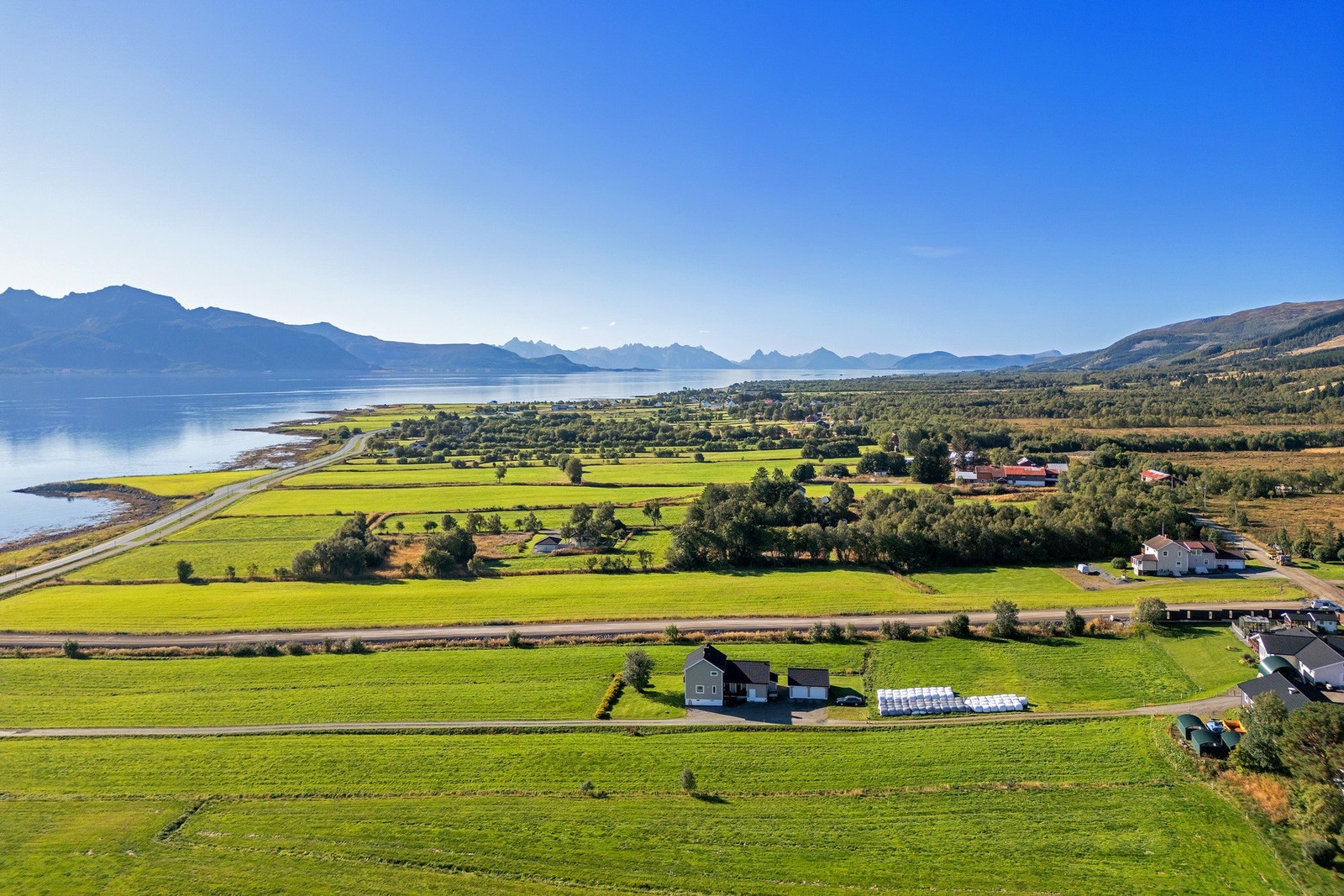 Her kan barna leke fritt i trygge, landlige omgivelser Galleribilde