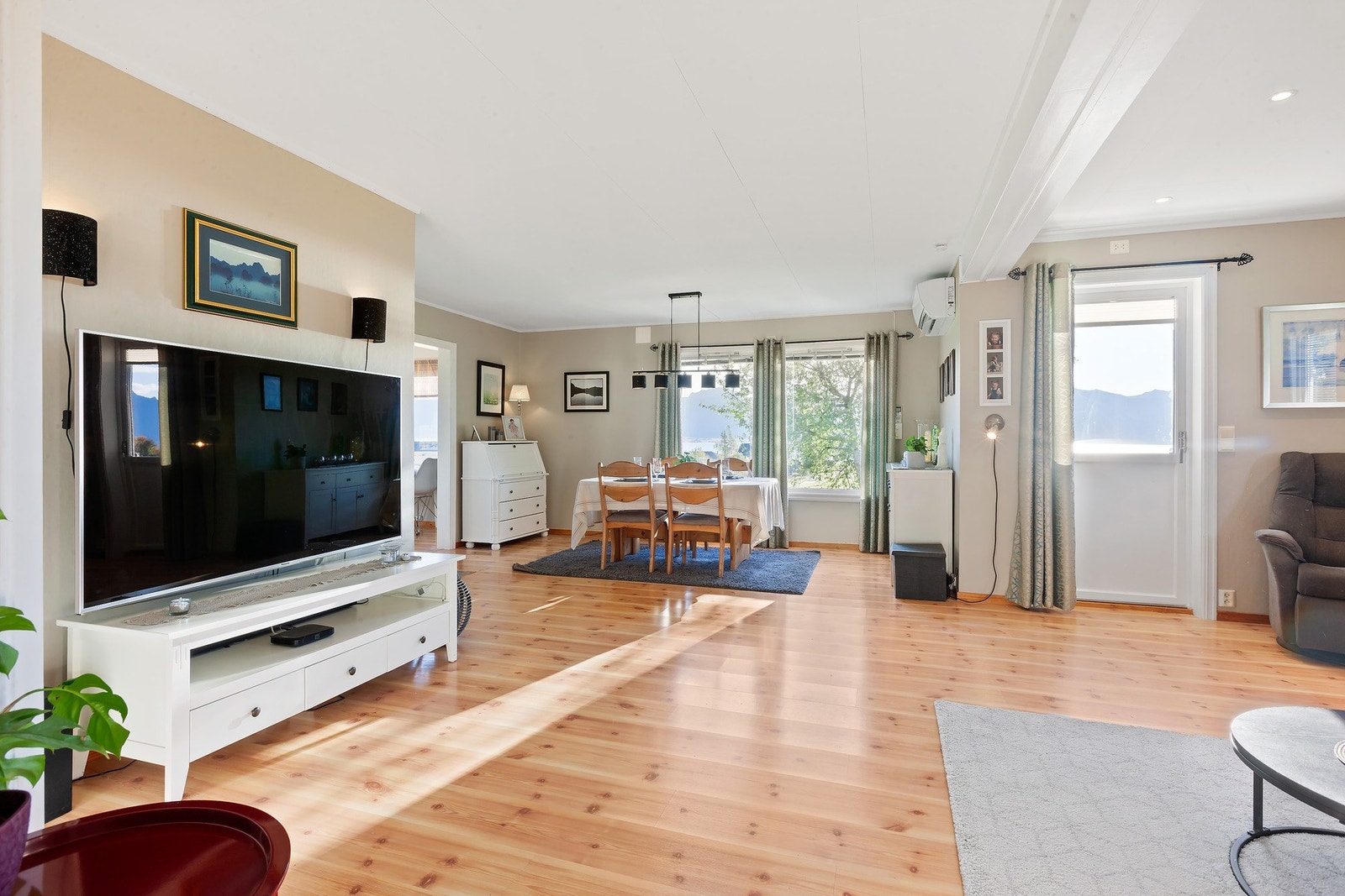 Sortlandssundet vises godt utenfor vinduet Galleribilde