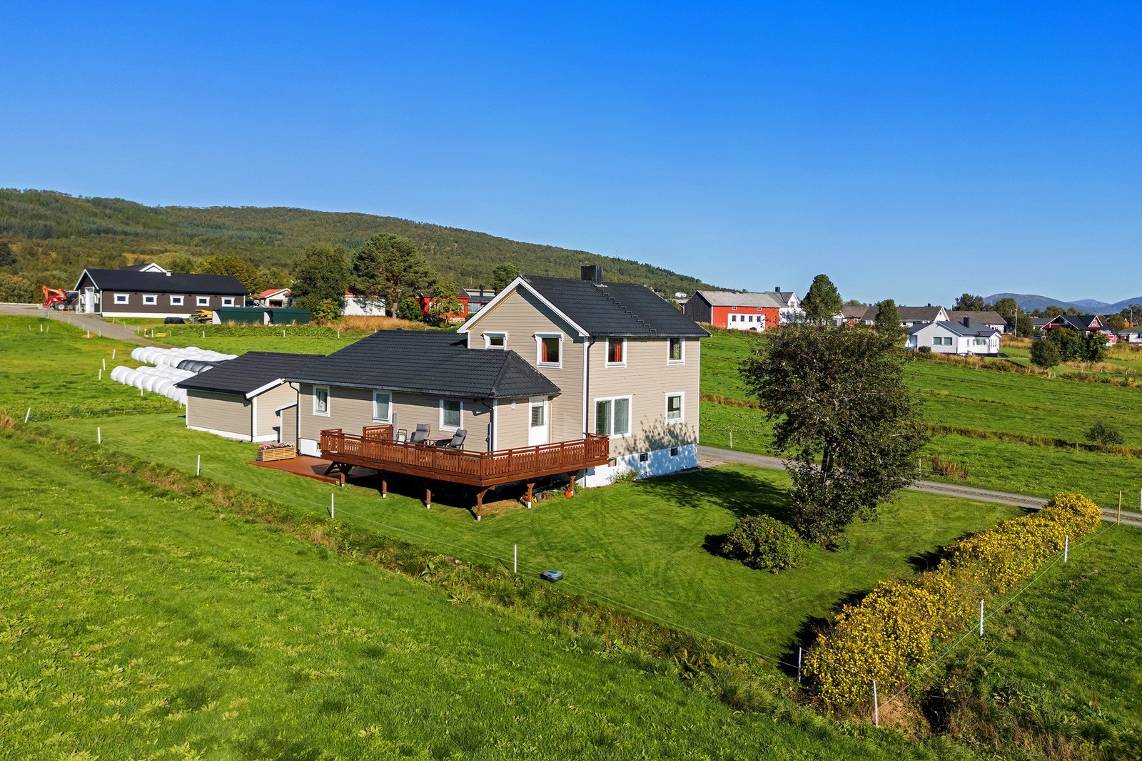 Fredelig beliggenhet med mark og fjell i alle retninger Galleribilde