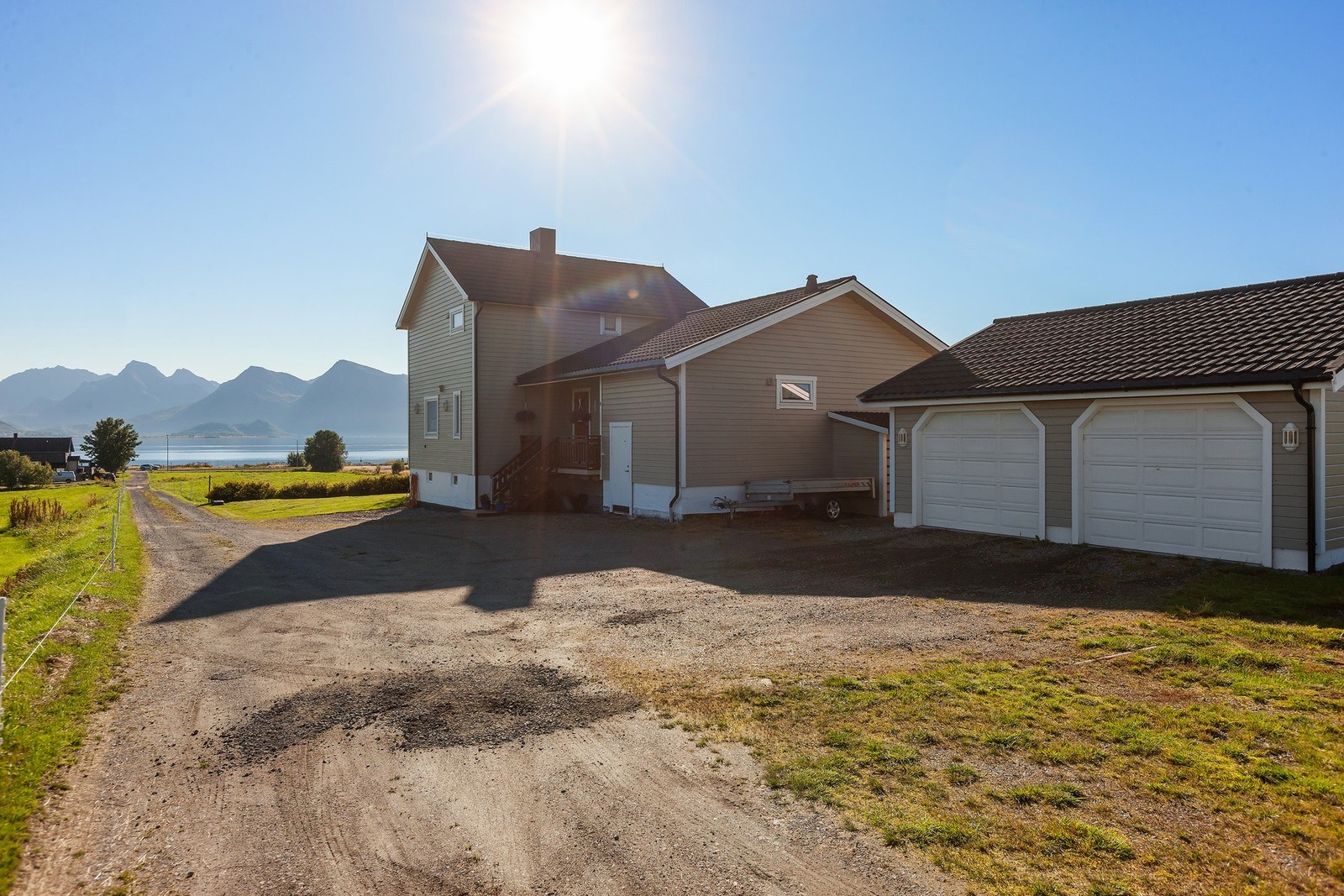 På eiendommen står det også en dobbeltgarasje Galleribilde