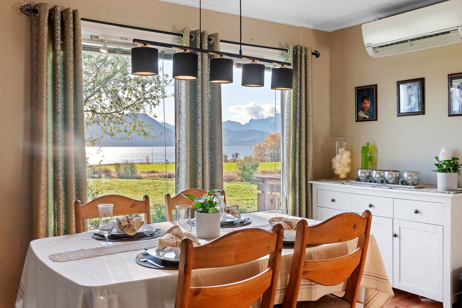 Fra stuen har man en vakker utsikt til sundet og fjellene Galleribilde