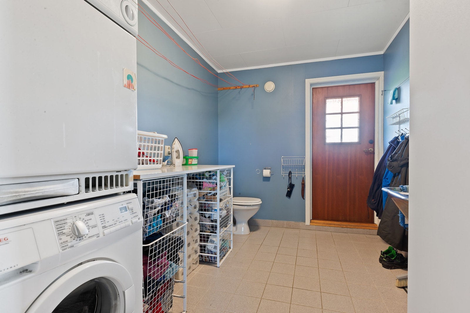 Vaskerom med egen dør ut, samt toalett Galleribilde