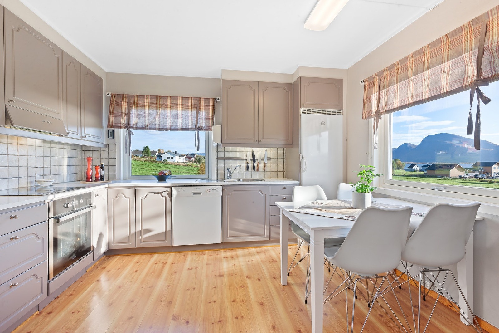 Kjøkken med gode arbeidsflater Galleribilde