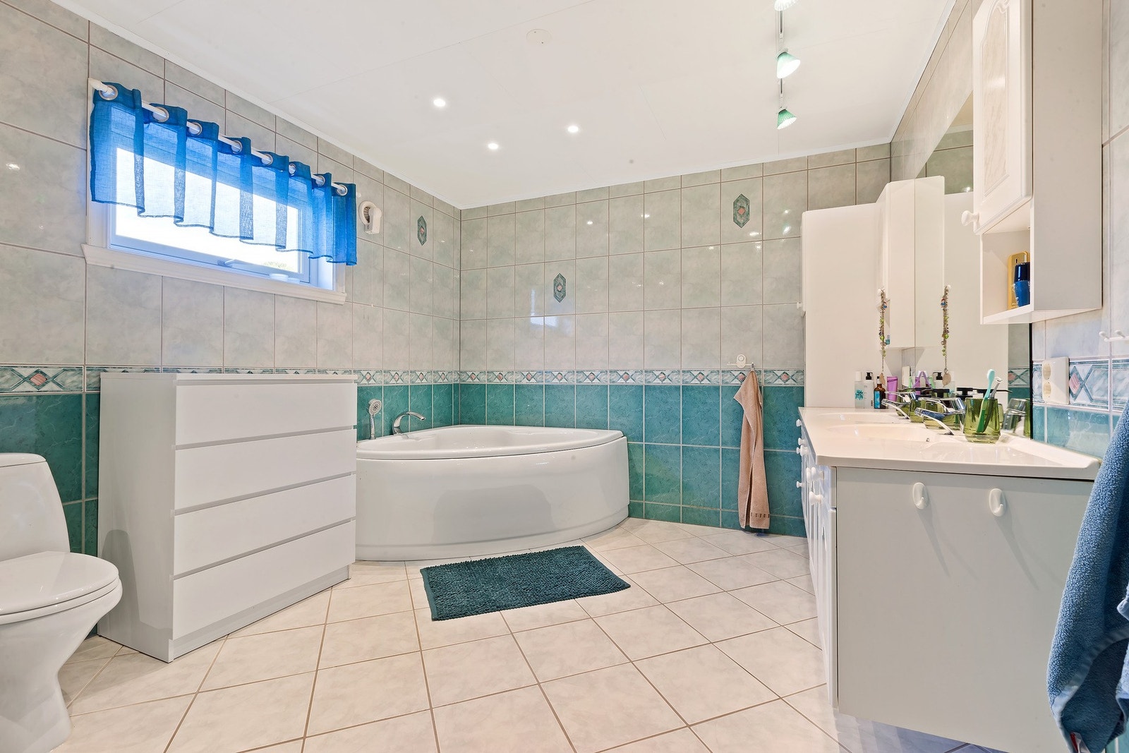 Det er fliser på både gulv og vegger Galleribilde