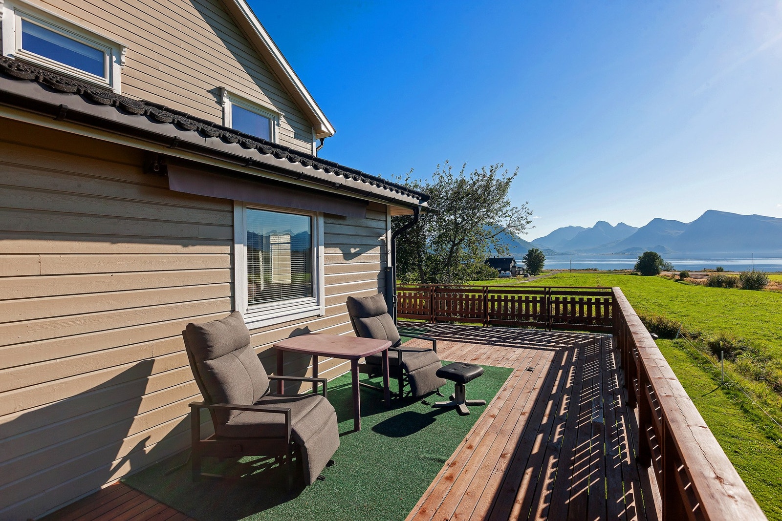 Fra stue har man utgang til en solrik veranda Galleribilde