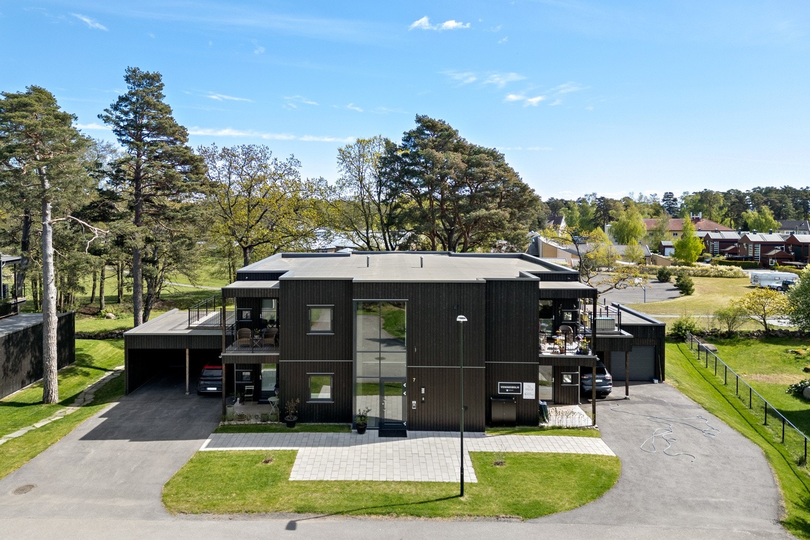Det medfølger en parkeringsplass i carport til hver leilighet, samt en biloppstillingsplass foran carport. Galleribilde