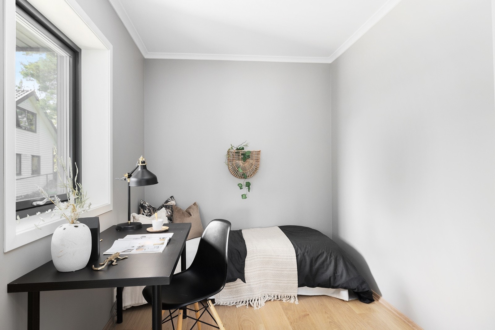 Gjesterommet er av god størrelse og har plass til både gjesteseng og hjemmekontor. Galleribilde
