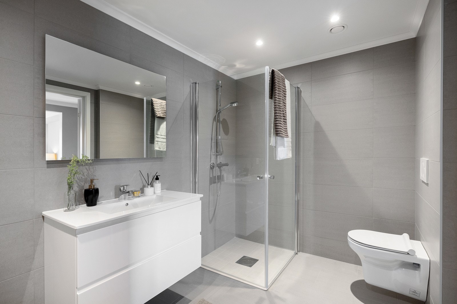 Badet i tilknytning hovedsoverommet har opplegg for vaskemaskin. Galleribilde
