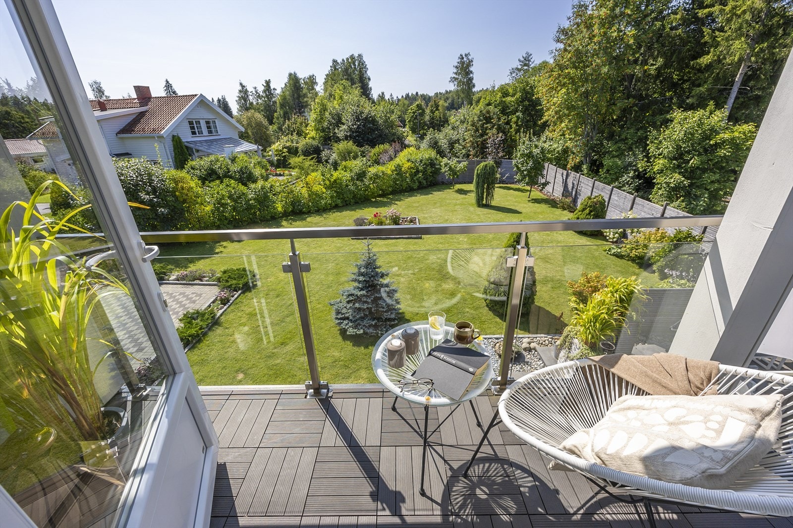 Balkong på ca. 4 kvm hvor du kan nyte utsikten utover den velstelte hagen. Galleribilde