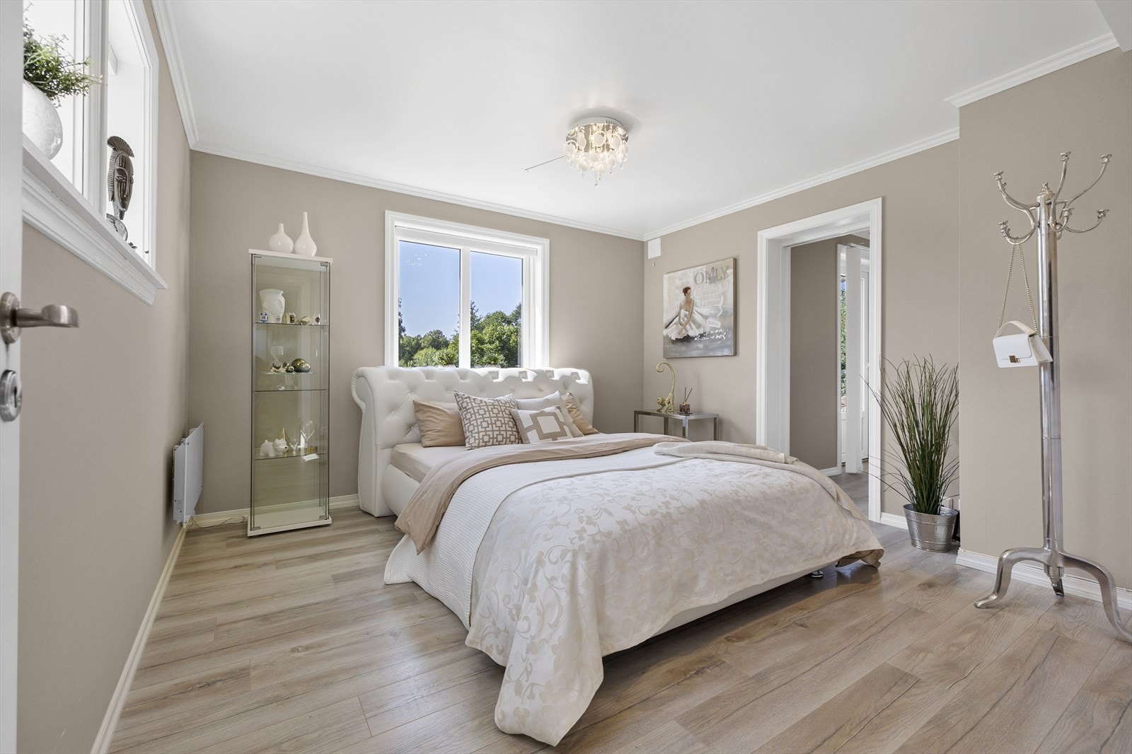 Det innbydende soverommet tilbyr god plass til dobbeltseng og nattbord. Galleribilde