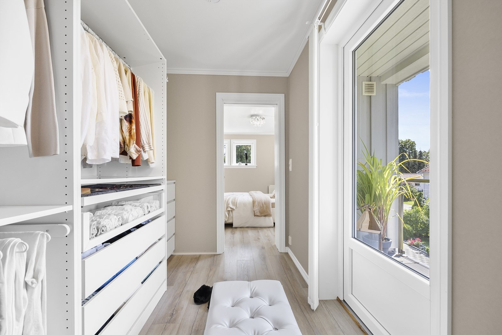 Som en ekstra luksus finner du også her en fantastisk balkong, direkte tilknyttet walk-in garderoben. Galleribilde