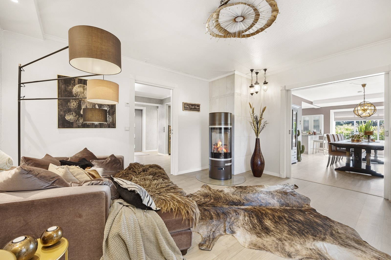 Mellom spisestuen og hovedstuen finner du en lun og koselig mellomstue. Galleribilde