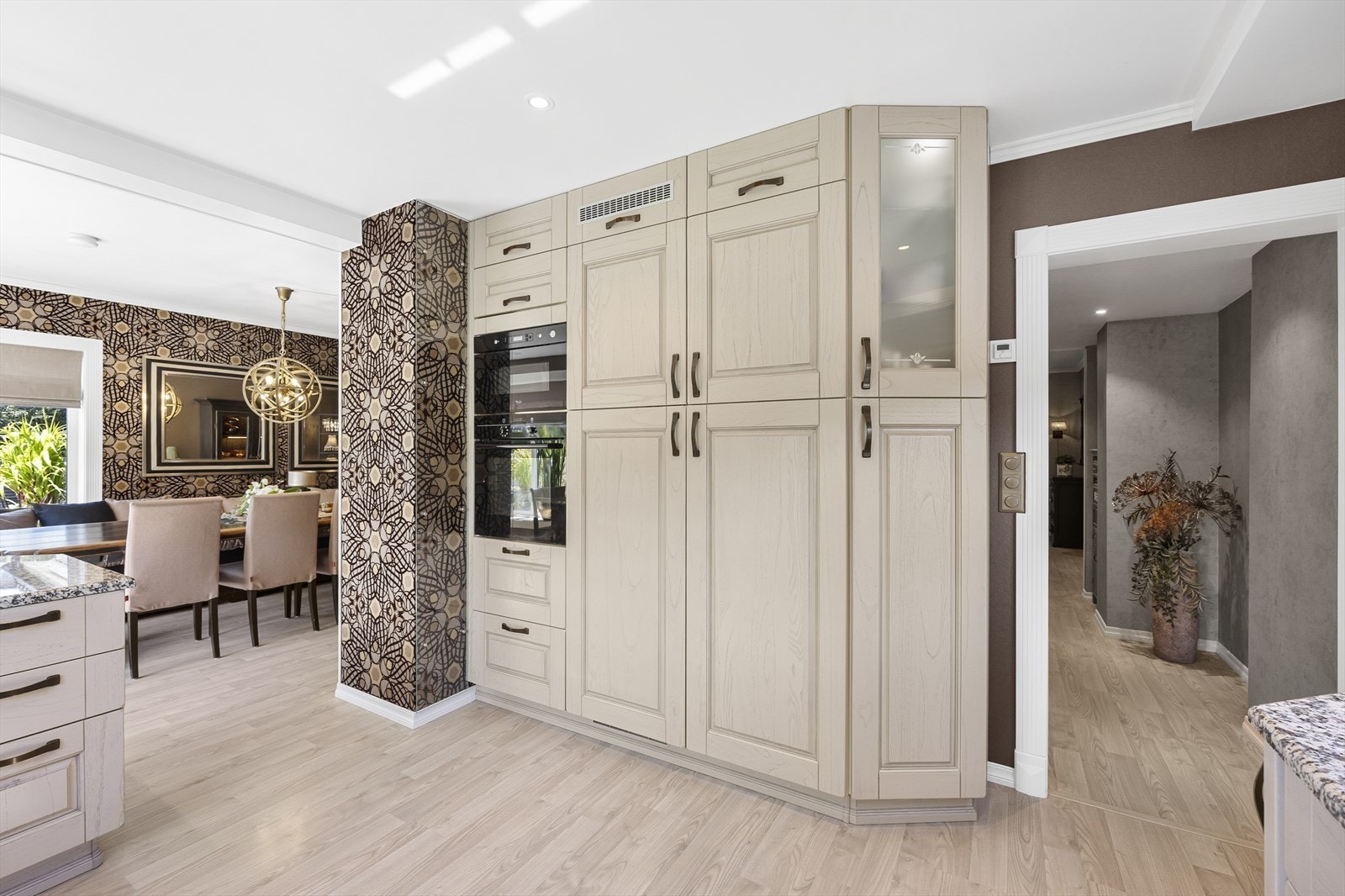 Innredningen inkluderer integrerte hvitevarer som mikro og stekeovn i ståhøyde, en 80 cm platetopp, oppvaskmaskin og et romslig kjøleskap. Galleribilde