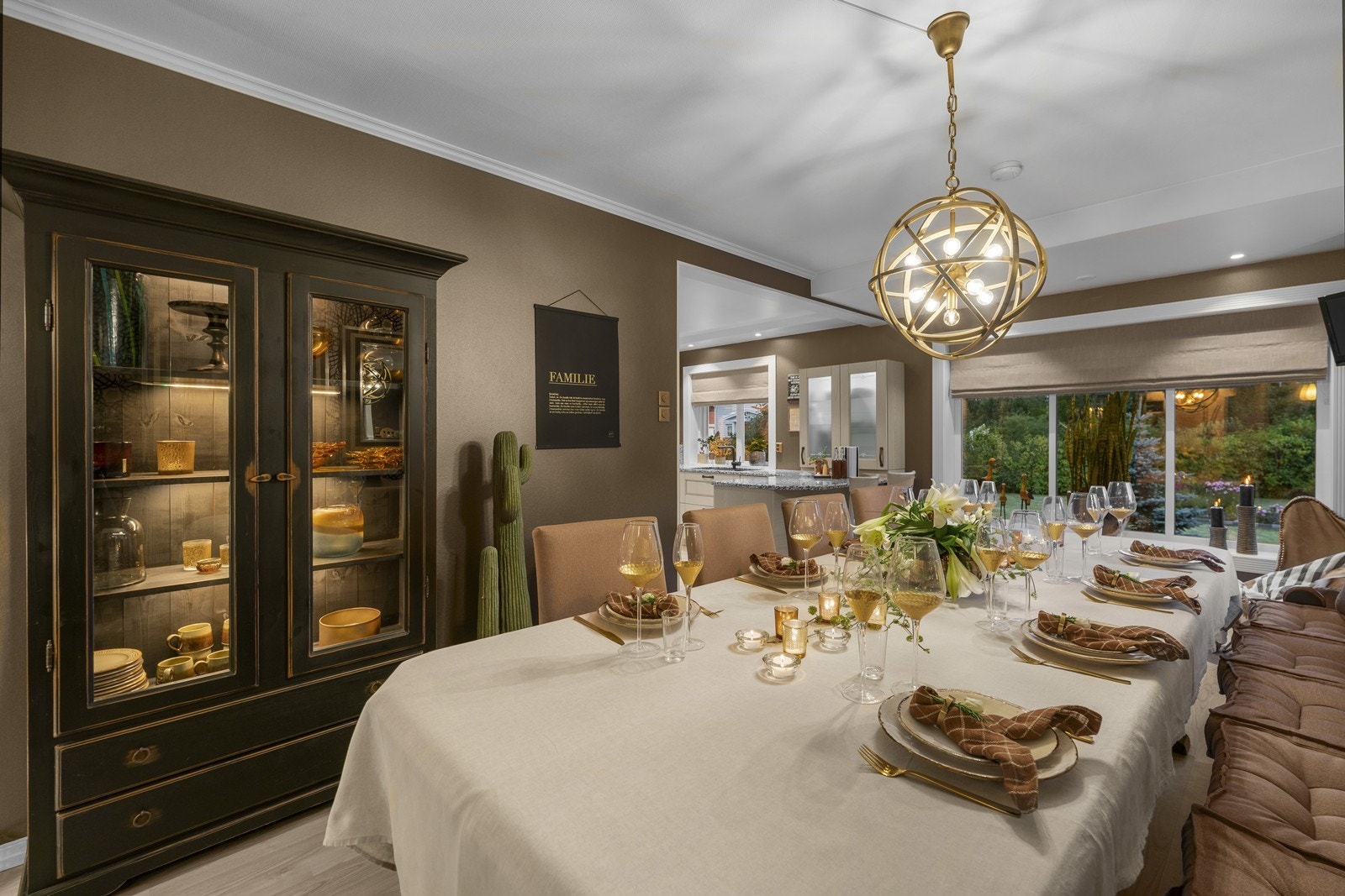 Dette kjøkkenet kombinerer eksklusiv design med moderne funksjonalitet. Galleribilde