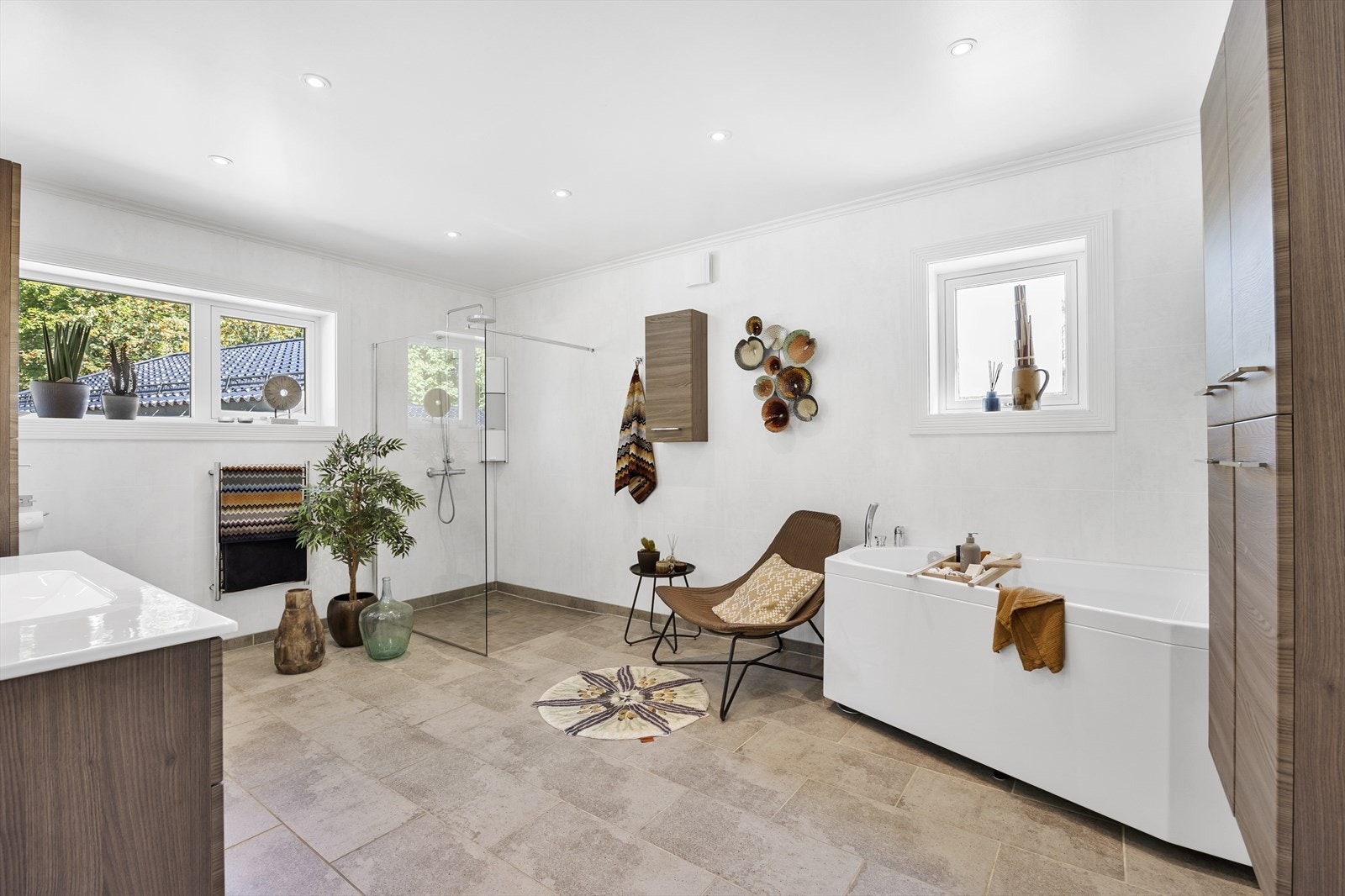 Nyt den ultimate spa-følelsen i det deilige hjørnebadekaret med boblefunksjon, eller ta en forfriskende dusj i det stilige dusjhjørnet med regnfalldusj og glassvegg. Galleribilde