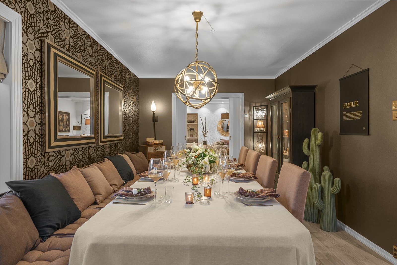 Veggene er dekorert med eksklusiv designertapet som skaper en lun og innbydende atmosfære, perfekt for hyggelige middager og
festlige lag. Galleribilde