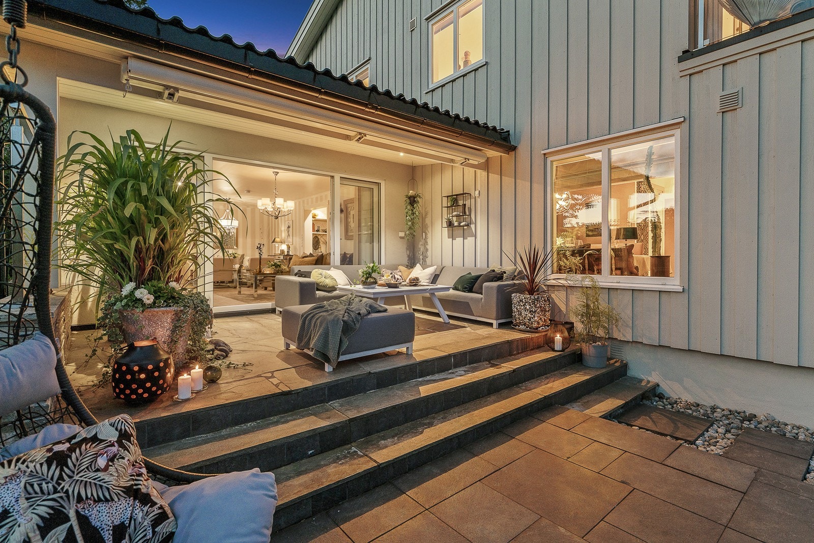 Fra stuen har du utgang til en av eiendommens flere hyggelige uteplasser. Galleribilde