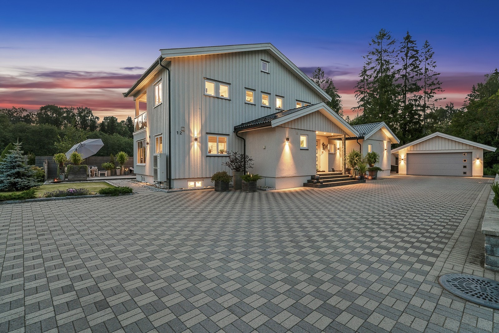Eiendommen har en romslig gårdsplass hvor gjestene fint får plass. Parkering i dobbelgarasje med elektrisk port. Galleribilde