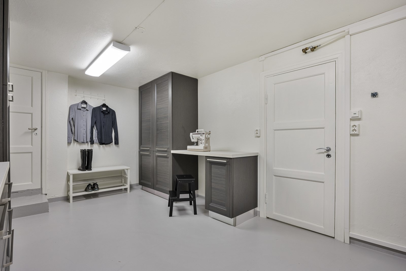 Rommet har også en egen utgang med trapp, som gir enkel tilgang og
gjør vaskerommet både praktisk og effektivt i hverdagen. Galleribilde