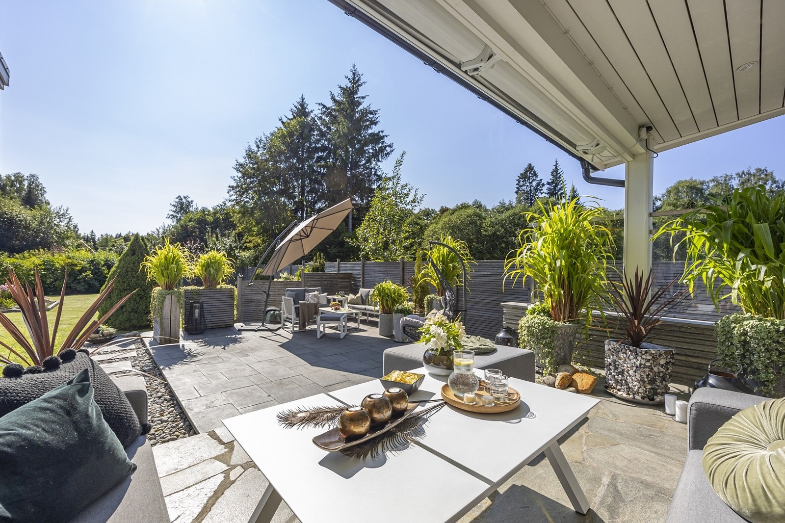 Oppdag gleden ved å slappe av på den romslige plattingen på 50 m², belagt med elegant skifer og stein. Galleribilde