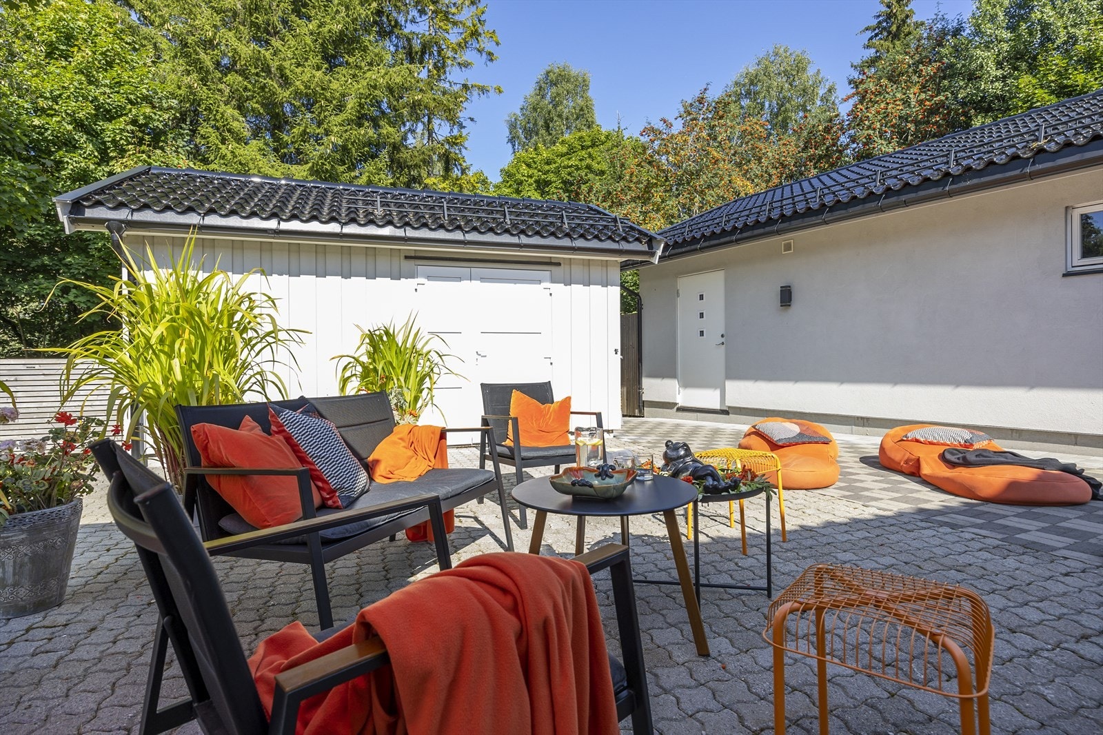 Det stenlaget området mellom huset garasjen er en ypperlig plass for ungdommen i huset. Galleribilde