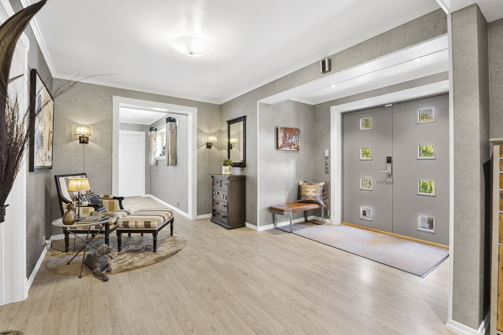 På innsiden av den elegante ytterdøren venter en gjennomgående herskapelig stil. Galleribilde