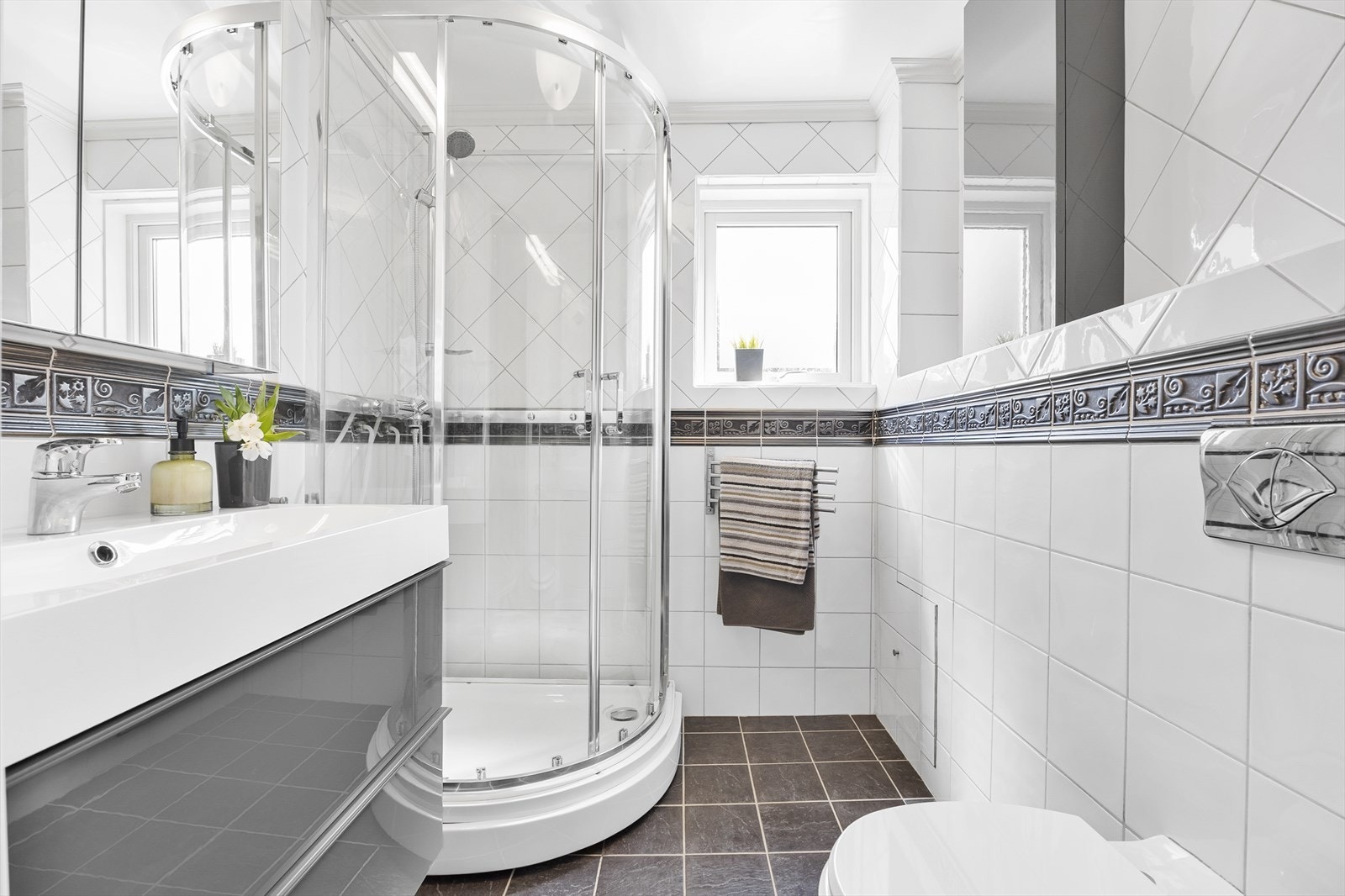 Badet ble oppgradert i 2016 med et moderne dusjkabinett, baderomsinnredning med praktiske skuffer og overskap som gir et ryddig utseende, Galleribilde