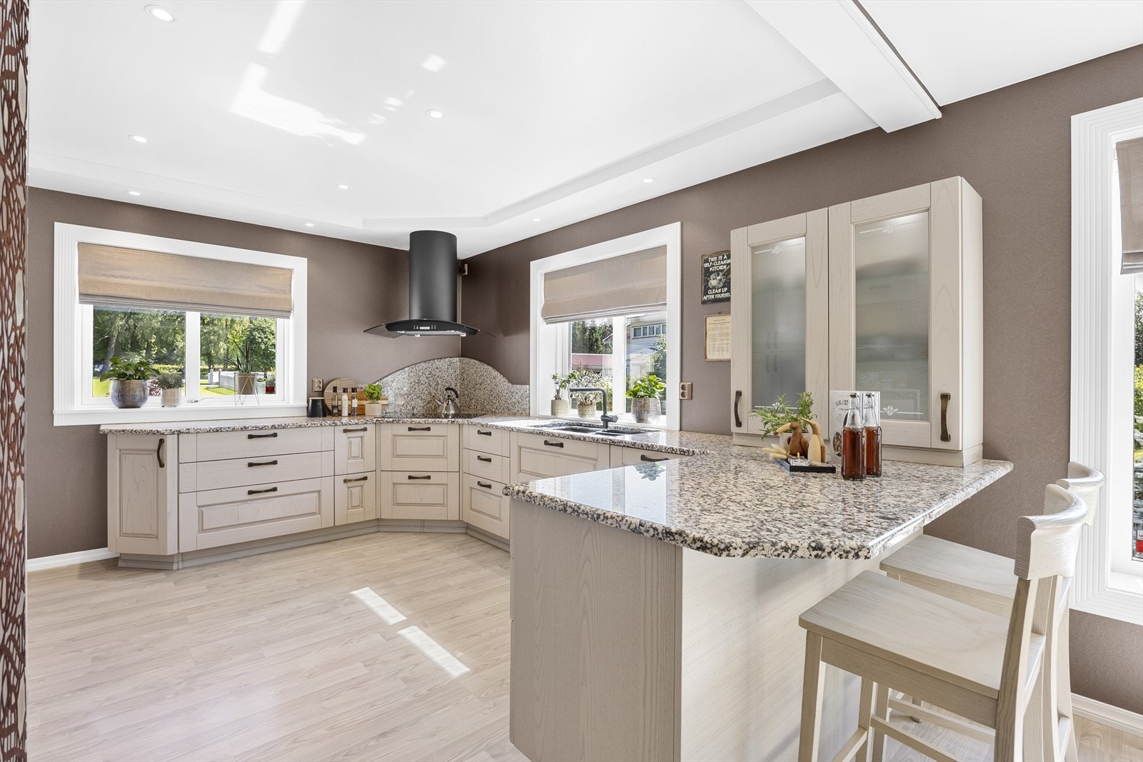 En godt egnet plass til å ta morgenkaffen og siste nytt i avisen før du tar gåturen ned til toget for å starte arbeidsdagen i storbyen. Galleribilde