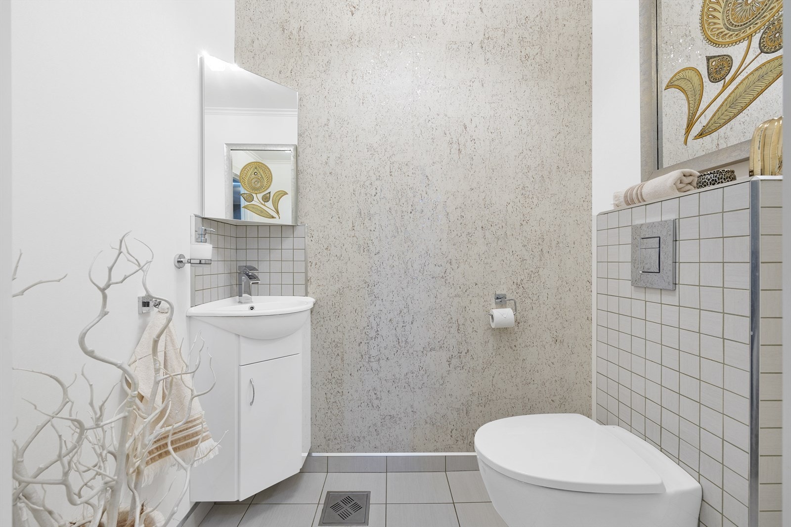 Opplev den ultimate kombinasjonen av stil og funksjonalitet i det praktiske, separate gjestetoalettet. Galleribilde