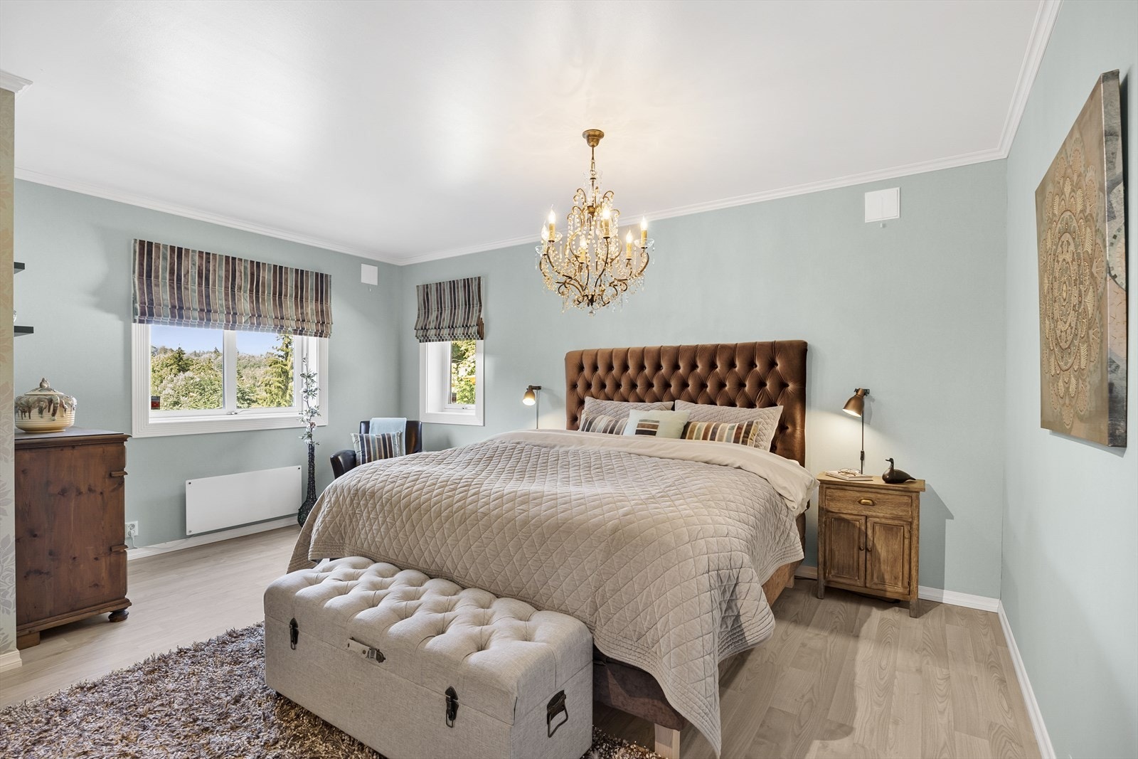 Dette romslige og lune soverommet byr på rikelig plass til dobbeltseng, nattbord og smarte oppbevaringsløsninger. Galleribilde