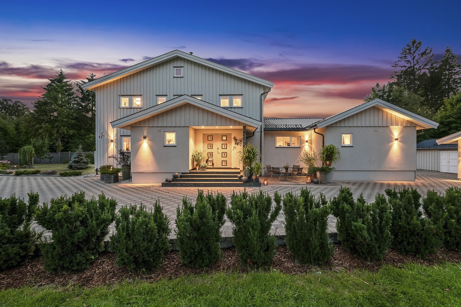 Innkjøringen og parkeringsområdet på egen grunn er belagt med belegningsstein. Taket er tekket med glasert takstein. Galleribilde