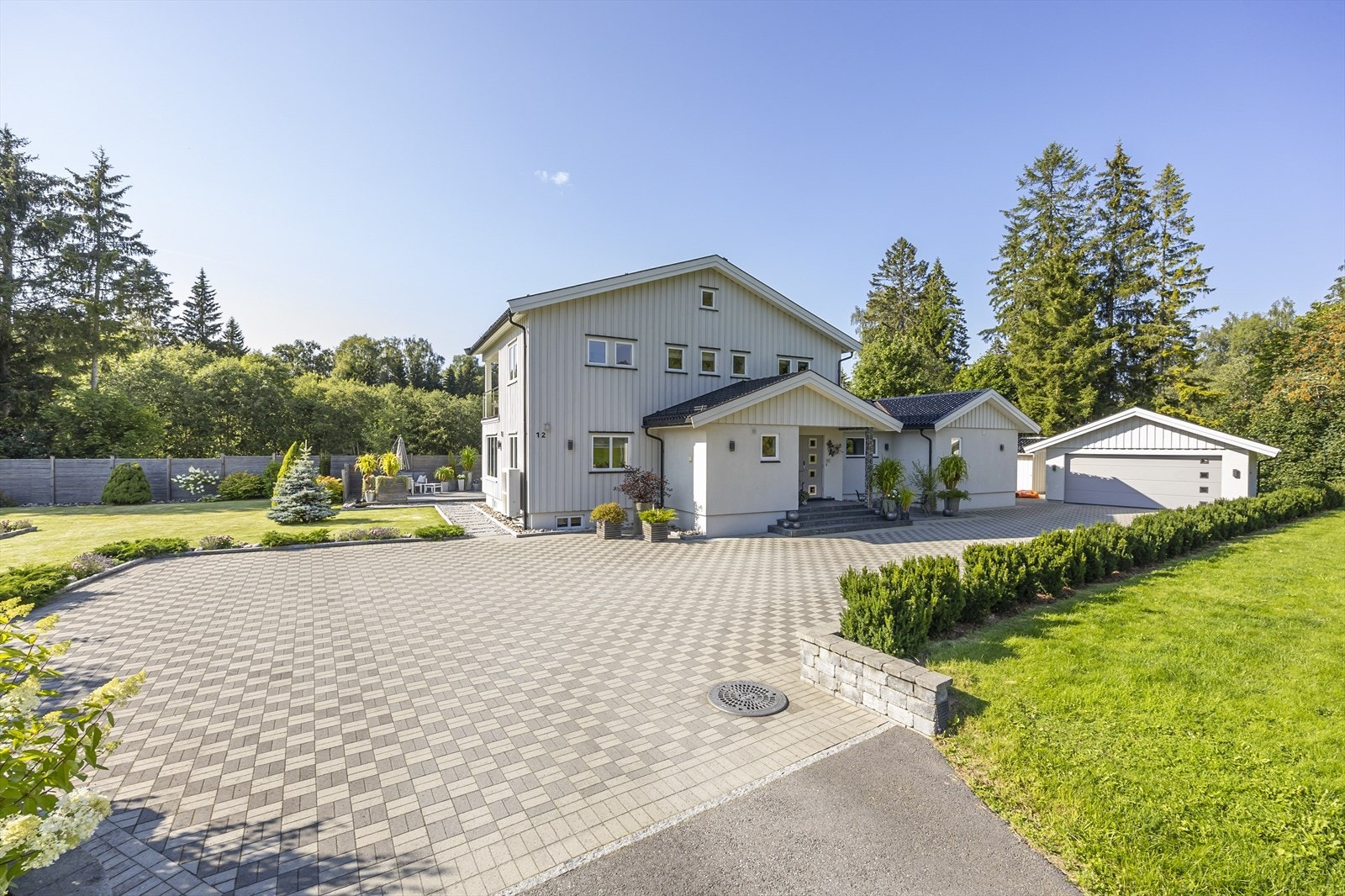 Du ønskes velkommen inn til Eidsvollbakken 12 via brosteinsbelagt gårdsplass. Galleribilde