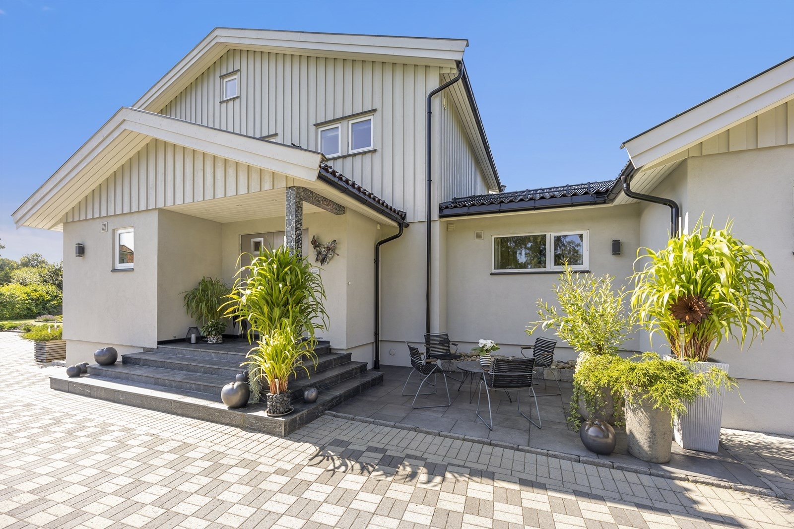 Hyggelig inngangsparti med tofløyet ytterdør og glassfelt. Galleribilde