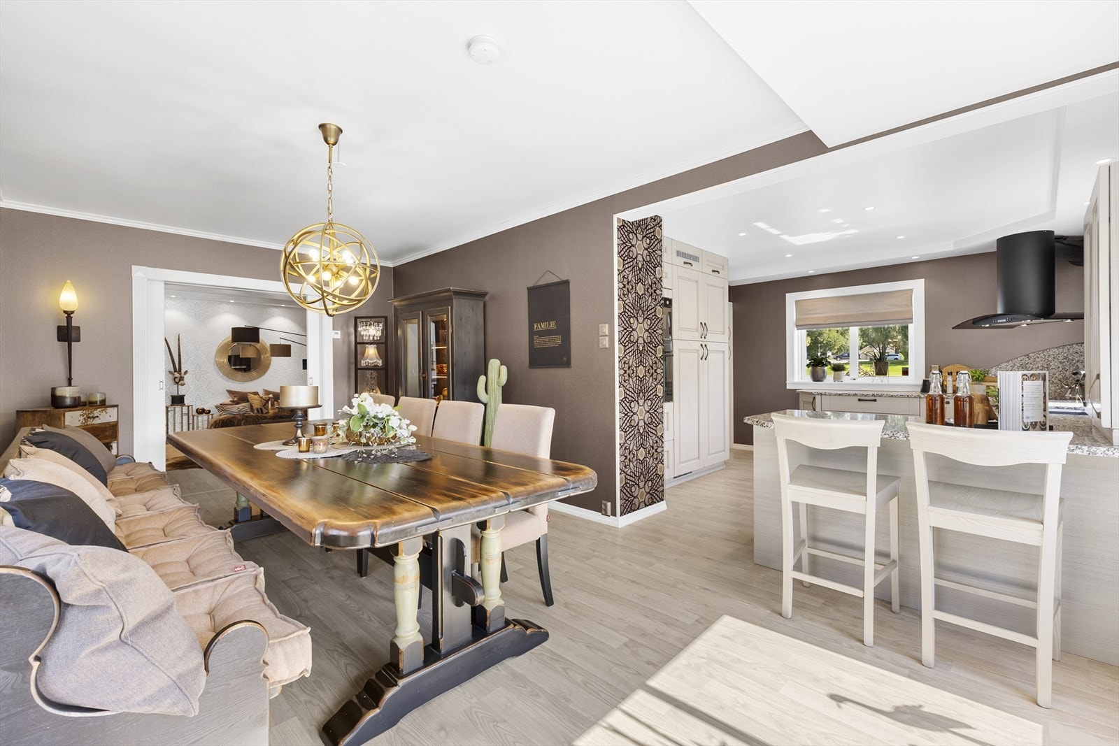 Et meget flott designerkjøkken med en egen spisestueavdeling som innbyr til både hverdagsliv og sosiale sammenkomster. Galleribilde